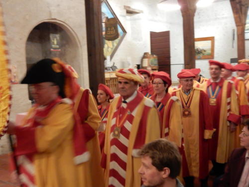 Frairie de printemps au château de Boudry - cérémonie des intronisations: entrée des dirigeants de la Compagnie en tenue d'apparat.