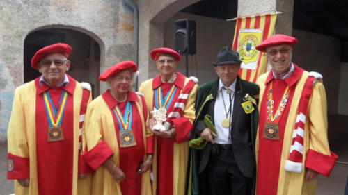 Les Vignolants reçoivent l'Olive d'Or de la Confrérie de l'Olivado de Provence: Edgar et Elisabeth Weise, Danielle Zehr, Gérard Pellegrini et Alfred Zehr.