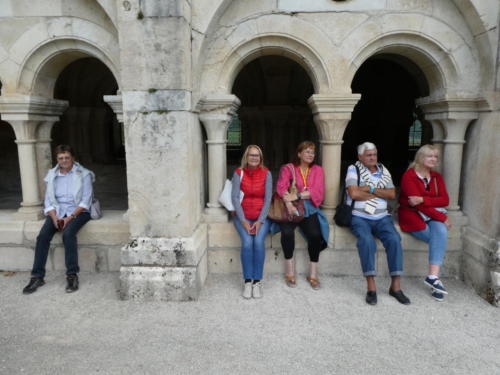 Sortie dans l'Auxerrois: Abbaye de Fontenay. Danielle Zehr, Hélène Tardin, Lidy Deniset, Robert Goffinet et Christine Principi. 