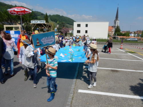 Cortège de la Fête du vin à Cressier.