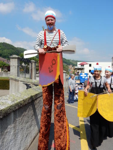 Cortège de la Fête du vin à Cressier.