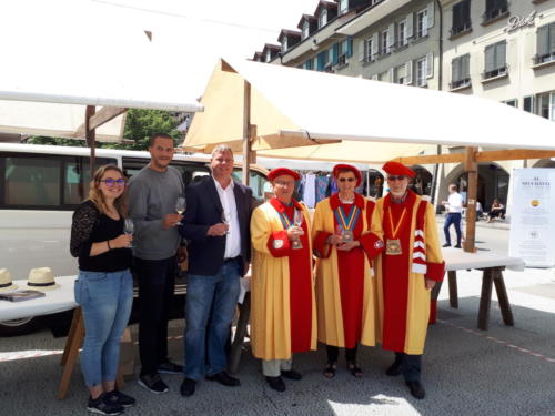 Promotion des vins et des produits du terroir neuchâtelois à Berne: Sophie Rohrer, Karim Silhi, Yann Künzi, Danielle et Alfred Zehr. 