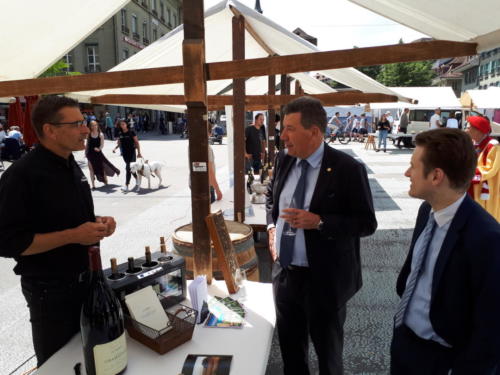 Promotion des vins et des produits du terroir neuchâtelois à Berne: Louis-Philippe Burgat, André Duvillard et Raphaël Comte. 