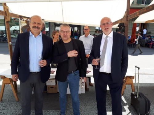 Promotion des vins et des produits du terroir neuchâtelois à Berne: Philippe Bauer, Denis de la Reussille et Didier Berberat. Derrière: Quentin Divernois.