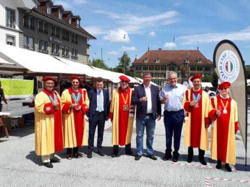 Promotion des vins et des produits du terroir neuchâtelois à Berne: Jean-François Kunzi, Danielle Zehr, Raphaël Comte, Alfred Zehr, Yann Künzi, Jacques-André Maire, Bernard et Christiane Chevalley.