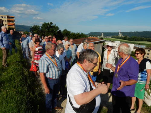 Frairie de la floraison chez Serge Divernois à Cornaux: visite des vignes.