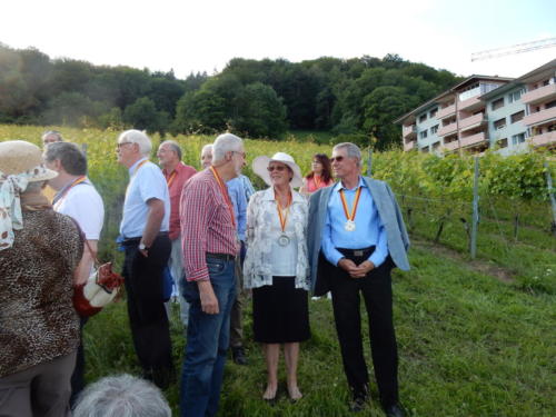 Frairie de la floraison chez Serge Divernois à Cornaux - visite des vignes: Jean Martenet, Alfred Zehr, Josiane et Claude Duvoisin. 