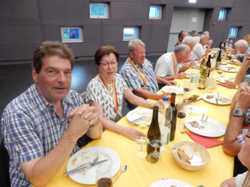 Frairie de la floraison - repas dans la salle de spectacle, espace Ta'tou: Bernard Chevalley, Micheline Jaccoud et Walter Zwahlen. 