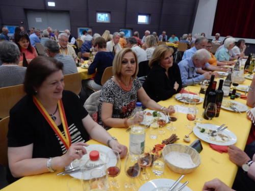 Frairie de la floraison - repas dans la salle de spectacle, espace Ta'tou: Nicole Muhlethaler et Anna Rossi.