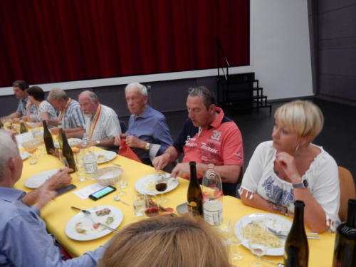 Frairie de la floraison - repas dans la salle de spectacle, espace Ta'tou: Alain Geiser, Jean-Claude Kuntzer, Thierry et Valérie Lardon. 