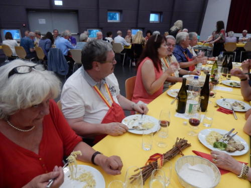 Frairie de la floraison - repas dans la salle de spectacle, espace Ta'tou.