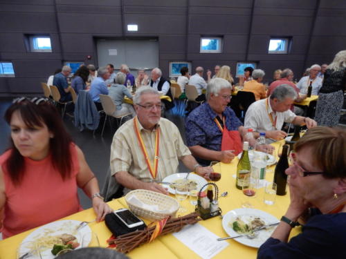 Frairie de la floraison - repas dans la salle de spectacle, espace Ta'tou: Sandra Berger, Jean-Louis Gyger, Claude Richard et Daniel Principi.