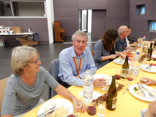 Frairie de la floraison - repas dans la salle de spectacle, espace Ta'tou: Sonia Duvoisin et Claude Duvoisin.