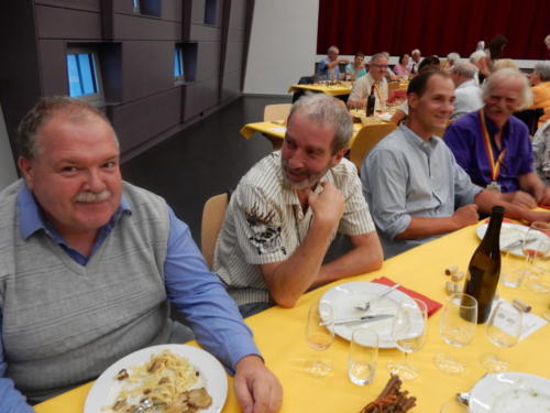 Frairie de la floraison - repas dans la salle de spectacle, espace Ta'tou: Vincent L'Eplattenier, Michel Fortin, Quentin et Serge Divernois. 