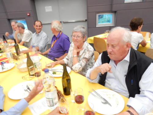 Frairie de la floraison - repas dans la salle de spectacle, espace Ta'tou: Vincent L'Eplattenier, Michel Fortin, Quentin, Serge Divernois, Josiane Duvoisin et Jean-Pierre Duvoisin.