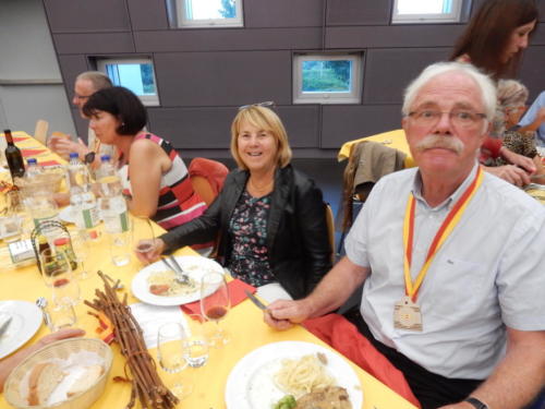 Frairie de la floraison - repas dans la salle de spectacle, espace Ta'tou: Marilou et Jean Martenet.