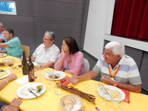 Frairie de la floraison - repas dans la salle de spectacle, espace Ta'tou: Pascal Chatelain, Hélène Tardin et Robert Goffinet. 