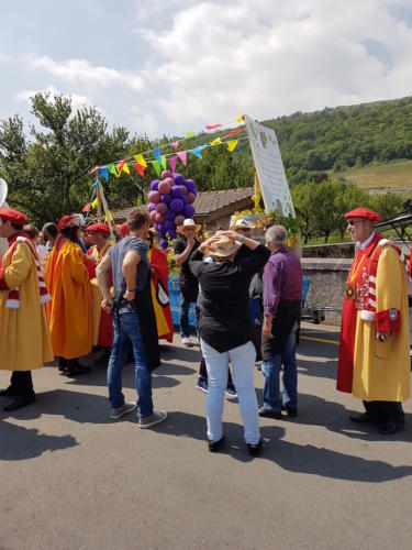 Mise en place du cortège de la Fête du vin à Cressier. 