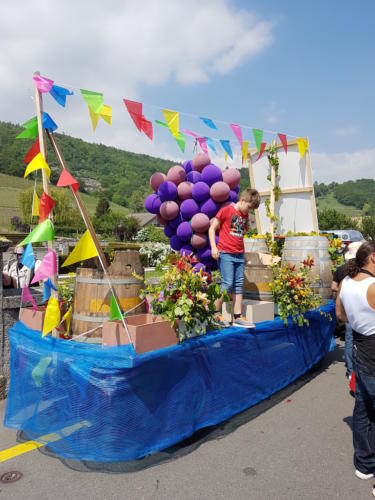 Cortège de la Fête du vin à Cressier.