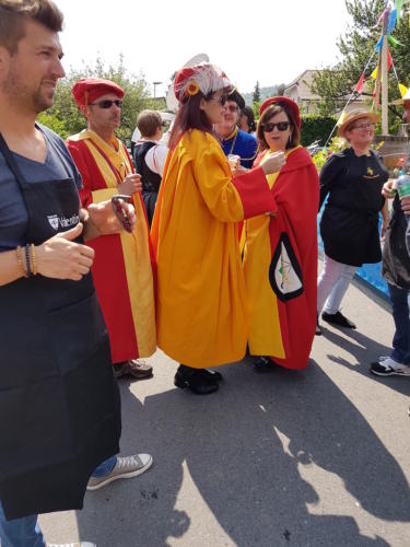 Mise en place du cortège de la Fête du vin à Cressier: Patrick et Sandra Berger, et Marie-France Matter. 