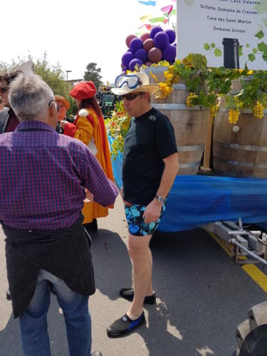 Mise en place du cortège de la Fête du vin à Cressier.