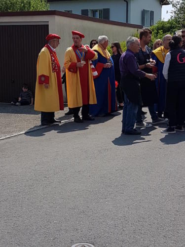 Mise en place du cortège de la Fête du vin à Cressier.