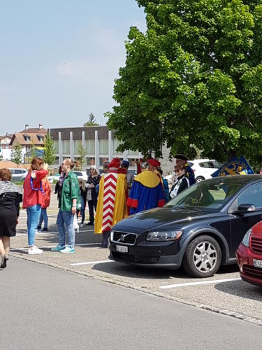 Mise en place du cortège de la Fête du vin à Cressier.