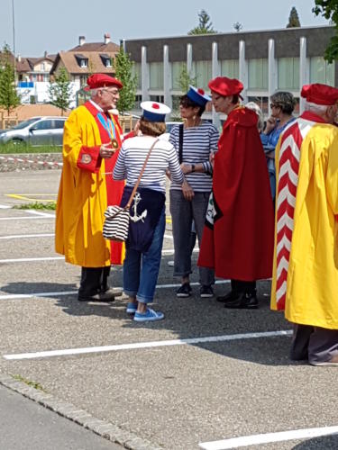 Mise en place du cortège de la Fête du vin à Cressier.