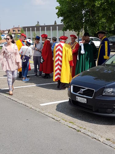 Mise en place du cortège de la Fête du vin à Cressier.