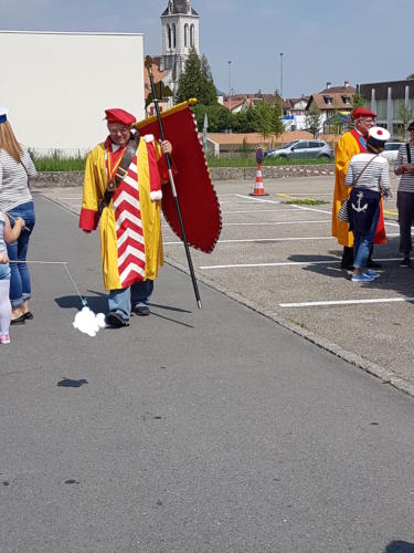 Mise en place du cortège de la Fête du vin à Cressier.