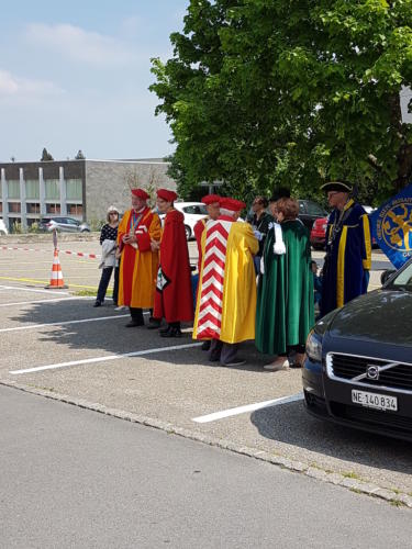 Mise en place du cortège de la Fête du vin à Cressier.