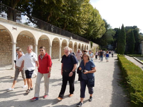 Sortie dans les Côtes-du-Rhône: arrivée au Musée international de la Chaussure à Romans. Rose et Claude Buschini, Danielle Zehr, Michel et Michèle Froidevaux.