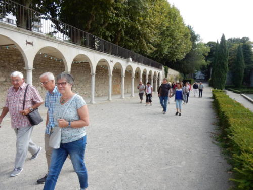 Sortie dans les Côtes-du-Rhône: arrivée au Musée international de la Chaussure à Romans. Robert Goffinet, Jean et Françoise Erard.