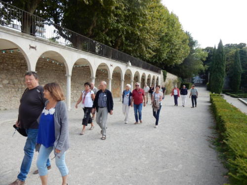 Sortie dans les Côtes-du-Rhône: arrivée au Musée international de la Chaussure à Romans. Jean-Claude Perrenoud et Régine Watrin.