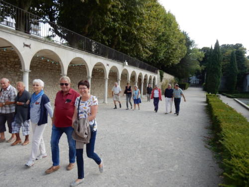 Sortie dans les Côtes-du-Rhône: arrivée au Musée international de la Chaussure à Romans. Edgar et Elisabeth Weise, Pierrette Walter Zwahlen, et Micheline Jaccoud.