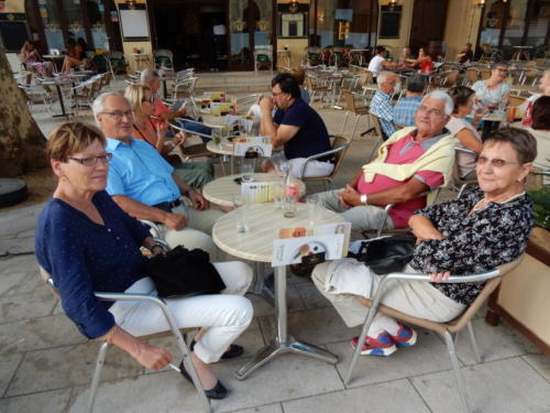 Sortie dans les Côtes-du-Rhône: Orange. Une pause bien méritée.Brigitte Gyger, Jean-François Kunzi, Robert Goffinet et Danielle Zehr. 