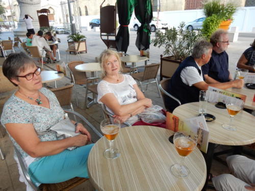 Sortie dans les Côtes-du-Rhône: Orange. Une pause bien méritée.Françoise Erard, Christine Principi.