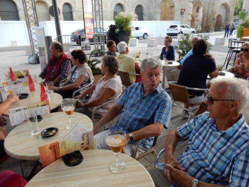 Sortie dans les Côtes-du-Rhône: Orange.François Sahli, Micheline Jaccoud, Rose Buschini, Daniel Principi et Jean Erard. 