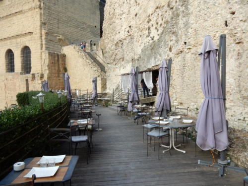 Sortie dans les Côtes-du-Rhône: Orange.Repas du soir à la Grotte d'Auguste.