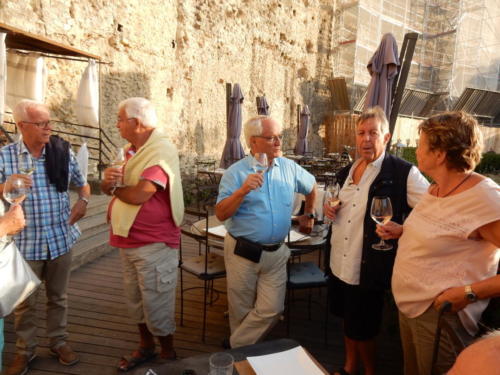 Sortie dans les Côtes-du-Rhône: Orange.Sortie dans les Côtes-du-Rhône: Orange.Apéritif sur la terrasse du restaurant de la Grotte d'Auguste.Jean Erard, Robert Goffinet, Jean-François Kunzi, Claude et Rose Buschini. 