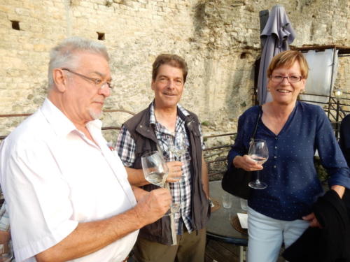 Sortie dans les Côtes-du-Rhône: Orange.Apéritif sur la terrasse du restaurant de la Grotte d'Auguste.Jean-Louis Gyger, Bernard Chevalley et Brigitte Gyger.