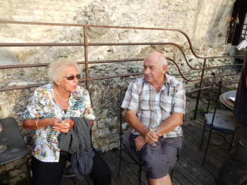 Sortie dans les Côtes-du-Rhône: Orange.Apéritif sur la terrasse du restaurant de la Grotte d'Auguste.Elisabeth et Edgar Weise.