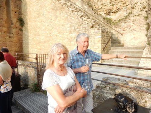 Sortie dans les Côtes-du-Rhône: Orange.Apéritif sur la terrasse du restaurant de la Grotte d'Auguste.Christine et Daniel Principi.