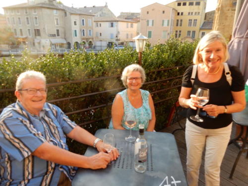 Sortie dans les Côtes-du-Rhône: Orange.Apéritif sur la terrasse du restaurant de la Grotte d'Auguste.Pascal et Chantal Chatelain, et Geneviève Colomb.