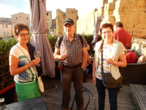 Sortie dans les Côtes-du-Rhône: Orange.Apéritif sur la terrasse du restaurant de la Grotte d'Auguste.Elisabeth Erard, Gérard Colomb et Micheline Jaccoud.