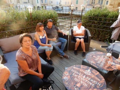 Sortie dans les Côtes-du-Rhône: Orange.Apéritif sur la terrasse du restaurant de la Grotte d'Auguste.Carmen Ballaman, Régine Watrin, Jean-Claude Perrenoud, Josiane Duvoisin.