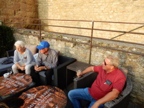 Sortie dans les Côtes-du-Rhône: Orange.Apéritif sur la terrasse du restaurant de la Grotte d'Auguste.Pierrette Zwahlen, Claude Duvoisin et Walter Zwahlen. 