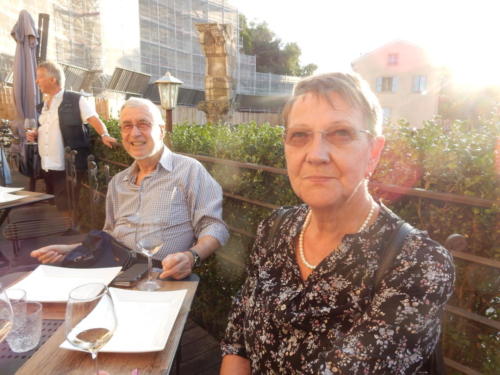 Sortie dans les Côtes-du-Rhône: Orange.Apéritif sur la terrasse de la Grotte d'Auguste.Alfred et Danielle Zehr. 