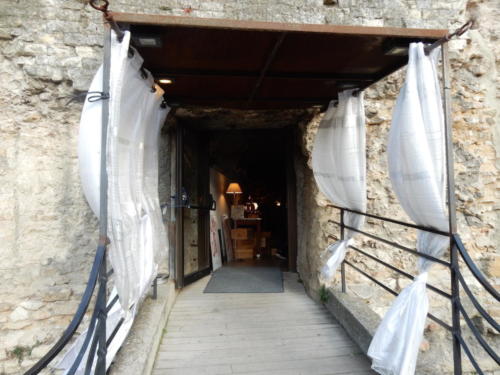 Sortie dans les Côtes-du-Rhône: Orange.Entrée du restaurant de la Grotte d'Auguste.