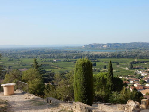 Sortie dans les Côtes-du-Rhône: vue du château de Châteauneuf-du-Pape. 